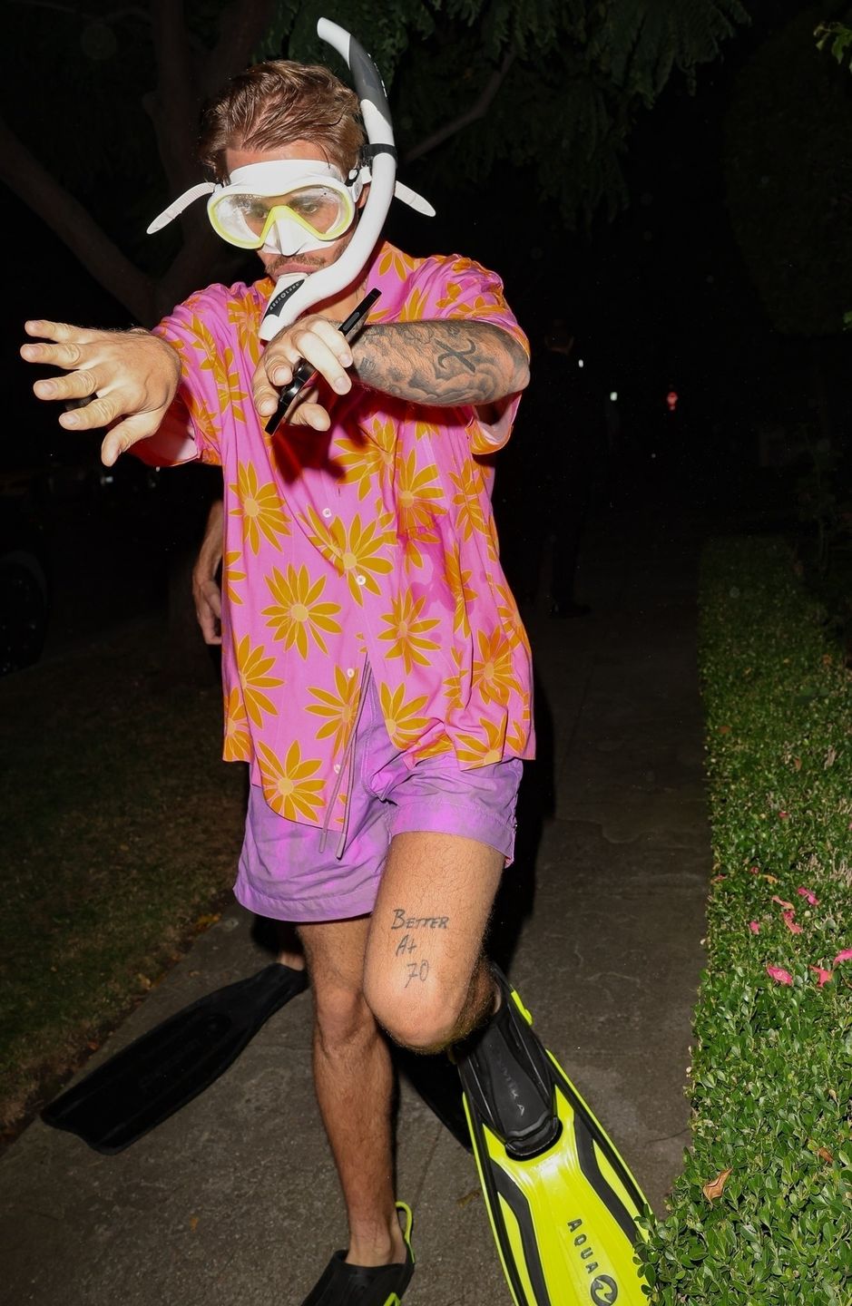 Justin Bieber is All Smiles Leaving Rande Gerber's star-studded Casamigos Halloween party!
Los Angeles, CA  - Justin Bieber opts for a comedic costume donning scuba gear and flippers leaving Rande Gerber's star-studded Casamigos Halloween party in Los Angeles.

*UK Clients - Pictures Containing Children
Please Pixelate Face Prior To Publication*,Image: 817531004, License: Rights-managed, Restrictions: , Model Release: no, Pictured: Justin Bieber, Credit line: Frank Vasquez / BACKGRID / Backgrid USA / Forum
Frank Vasquez / BACKGRID / Backgrid USA / Forum
Justin Bieber, Fashion, Style, Night Out, Hotspot, Halloween, Party, Event, Casamigos, Holiday Weekend, Star-studded, Celebrities, Celebs, Los Angeles, LA, Glam, Flash, Frenzy