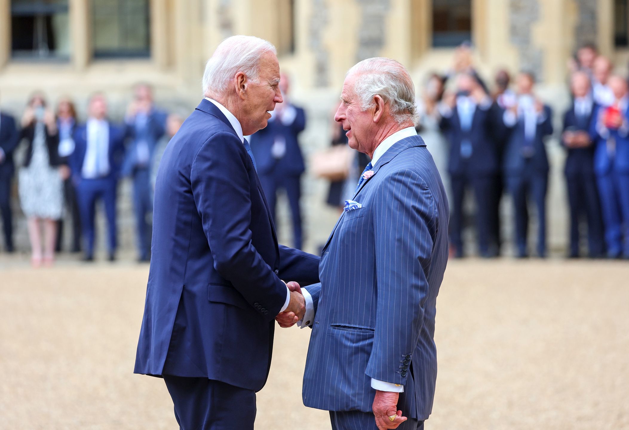 Joe Biden złamał protokół łapiąc Karol III za ramię