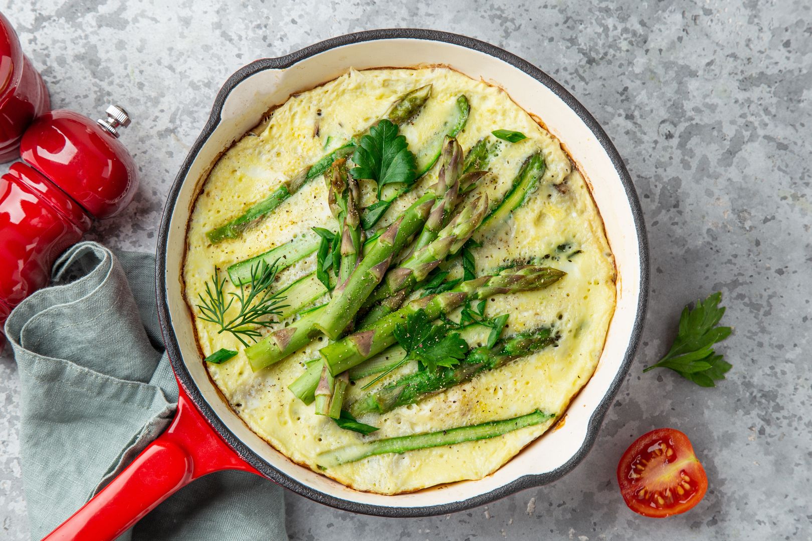 To idealny omlet w trakcie sezonu na szparagi