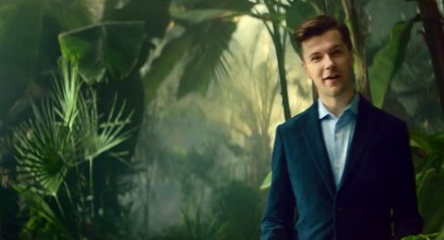 Radek Kotarski w palmiarni reklamuje Konto 360° Banku Milennium