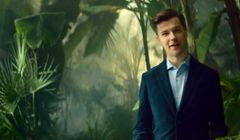 Radek Kotarski w palmiarni reklamuje Konto 360° Banku Milennium