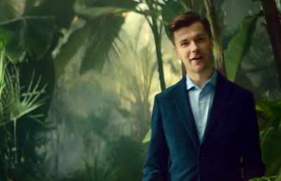 Radek Kotarski w palmiarni reklamuje Konto 360° Banku Milennium