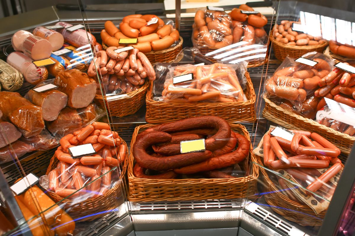 What should you pay attention to when buying deli meats?