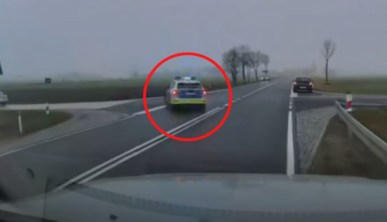 Radiowóz wpadł do rowu. Nagranie obiega sieć. Za kierownicą 28-latek