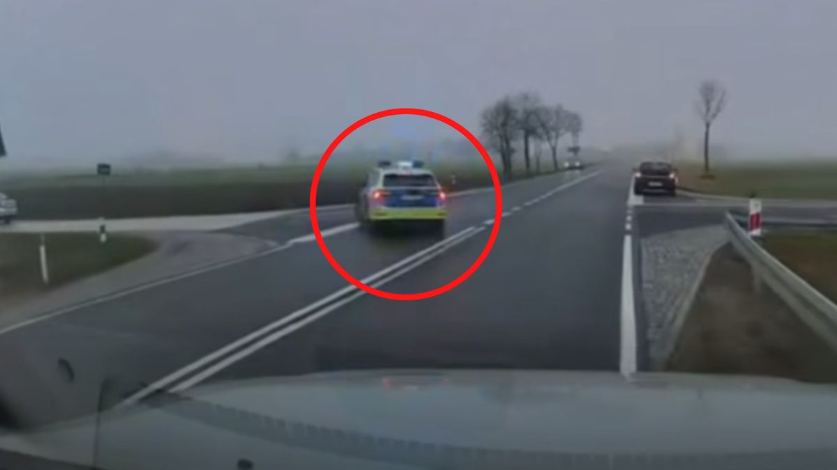 Radiowóz wpadł do rowu.