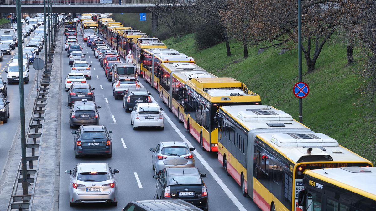 Czy Warszawa wprowadzi strefę czystego transportu? Część mieszkańców jest przeciwna