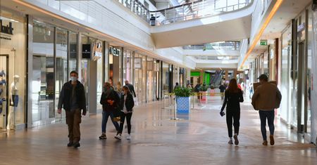 Otwarcie galerii handlowych. Wrocław. Długo wyczekiwany moment. Drzwi otwarte, ale pewne ograniczenia zostały