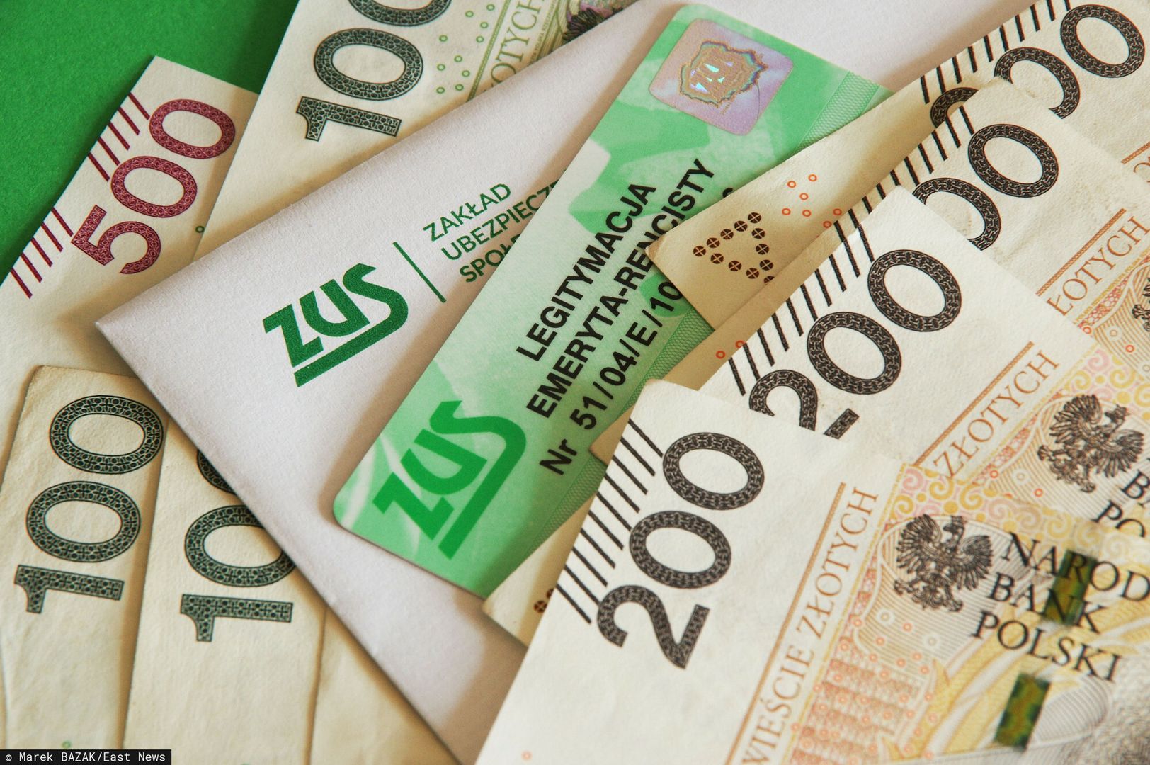 Stock Marek Bazak
PHOTO: ZOFIA I MAREK BAZAK / EAST NEWS 
N/Z Banknoty, pismo z ZUS i tradycyjna legitymacja emeryta rencisty
ZOFIA BAZAK