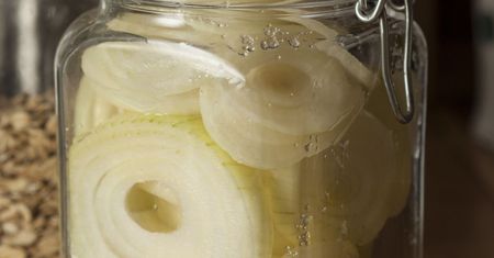 Syrop z cebuli. Jak zrobić domowe lekarstwo na kaszel?