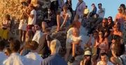 Koronawirus w Grecji. Tłumy na Santorini. Nikt nie przestrzega zasad