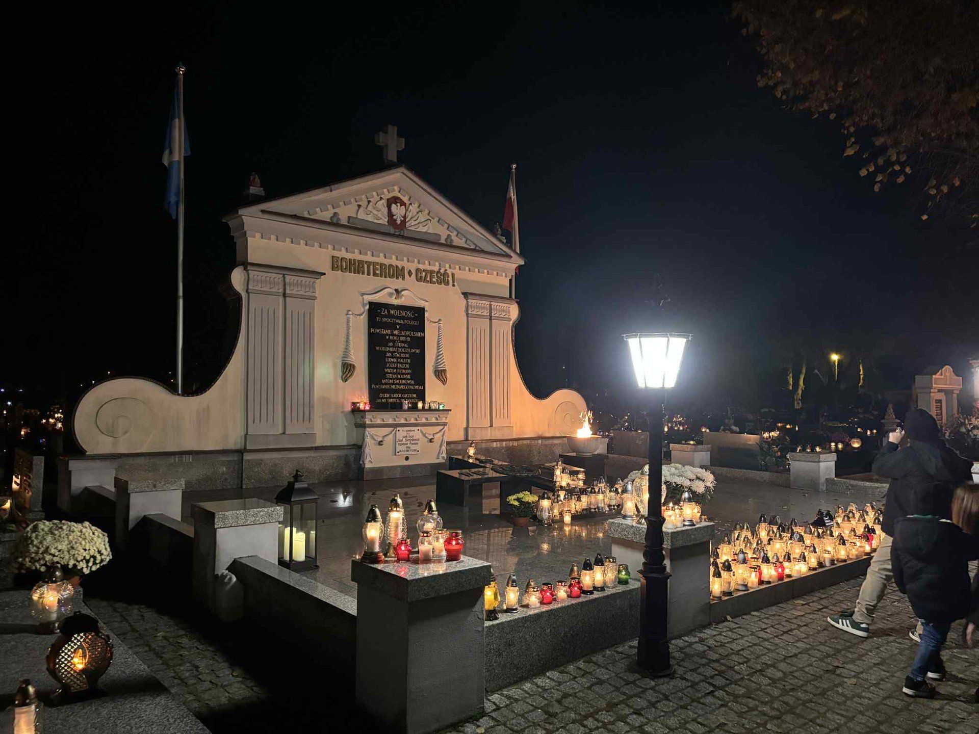 Grodziski cmentarz po zachodzie słońca