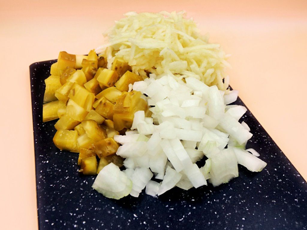 salatka z ogórka kiszonego jablka i cebuli