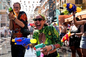 Oblewają się wiadrami wody na ulicy. Nietypowa tradycja w Tajlandii