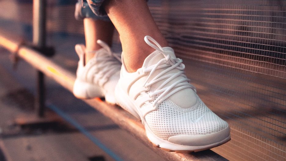 białe sneakersy