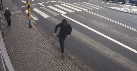 Oblany kwasem 49-latek stracił wzrok. Policja publikuje nagranie