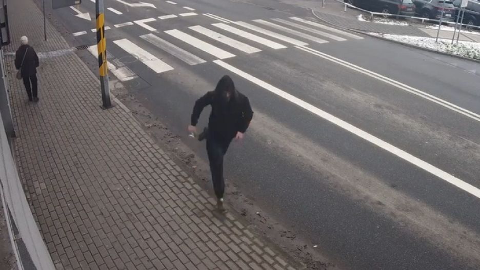 Oblany kwasem 49-latek stracił wzrok. Policja publikuje nagranie