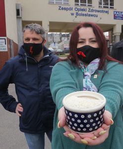 Bolesławiec. Przywitali Morawieckiego miską ryżu. Aktywiści usłyszeli zarzuty