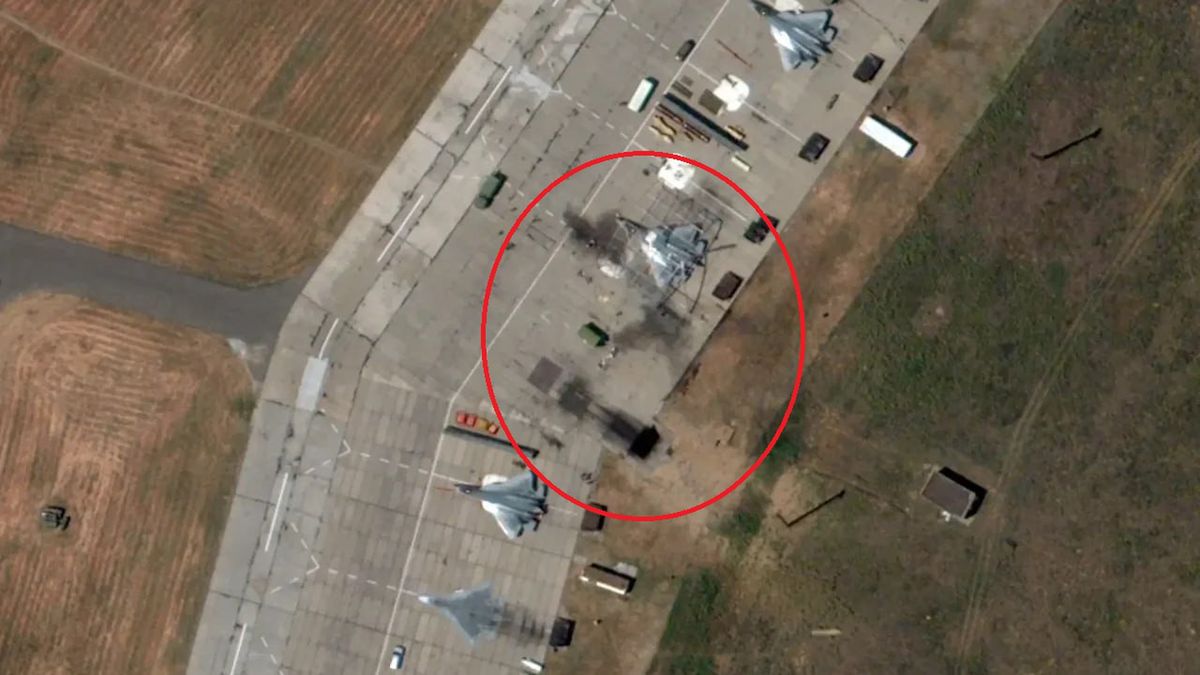 Zdjęcie satelitarne ukazujące zniszczenia na rosyjskim lotnisku