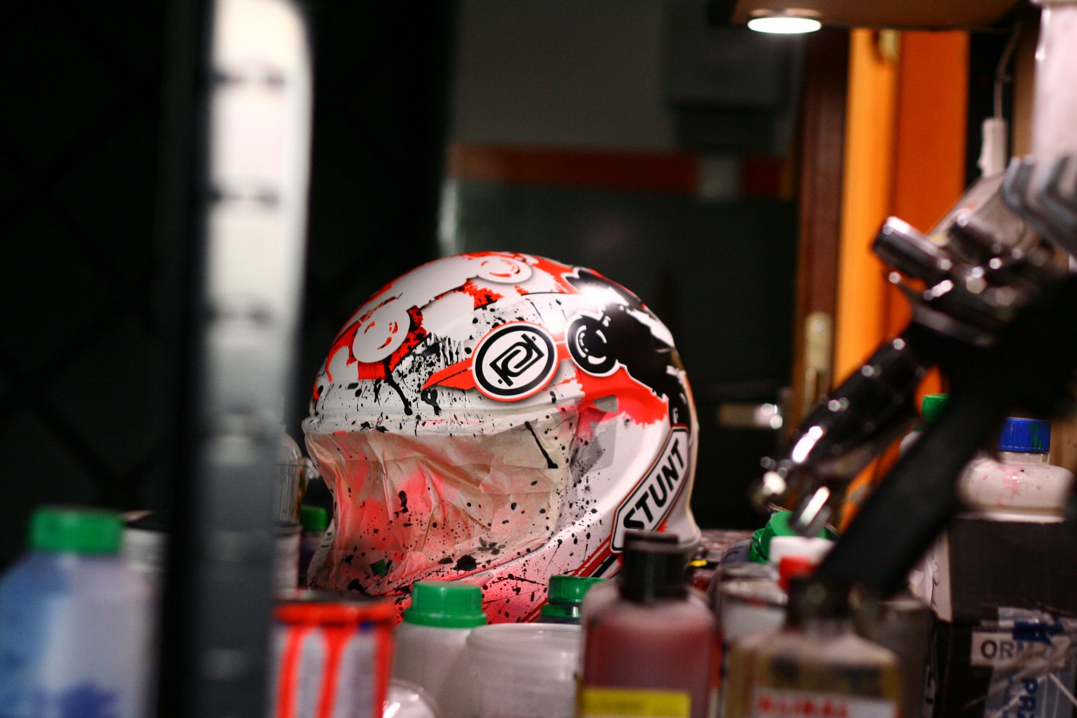 Kask motocyklowy pomalowany przez Piotra Parczewskiego