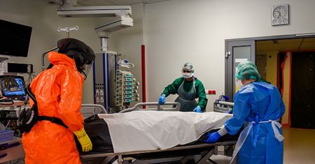Wśród zmarłych na COVID-19 aż 30 proc. to osoby zaszczepione? Dr Rzymski wyjaśnia, skąd to krążące w internecie kłamstwo