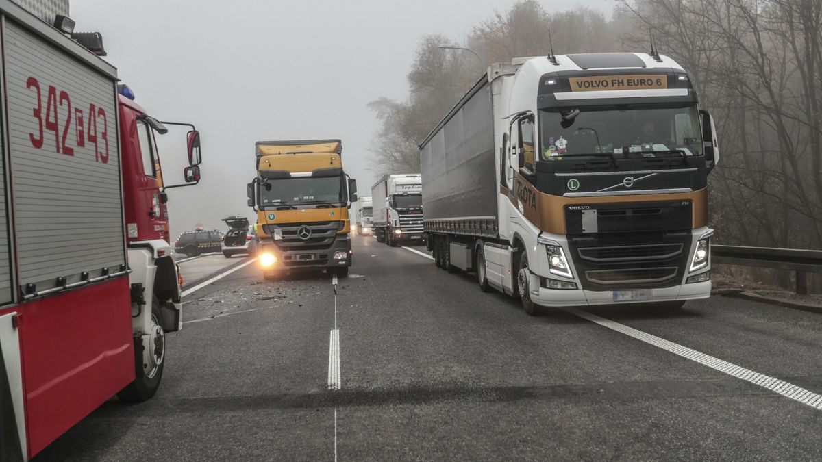 Reporter baza 2020-06-b
09.11.2018 Zielona Gora Wypadek drogowy na S3 Kierujaca samochodem volkswagen passat wjechala pod ciezarowke N/z Ciezarowki   fot Piotr Jedzura/REPORTER
Piotr Jedzura/REPORTER