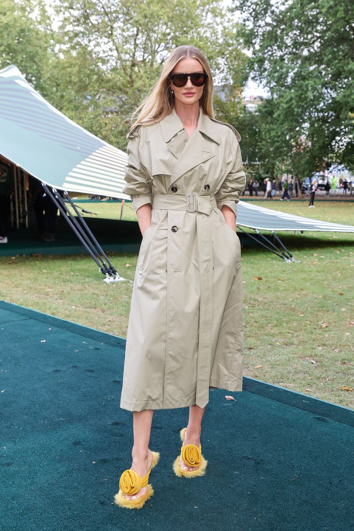 Rosie Huntington-Whiteley w butach przypominających kapcie