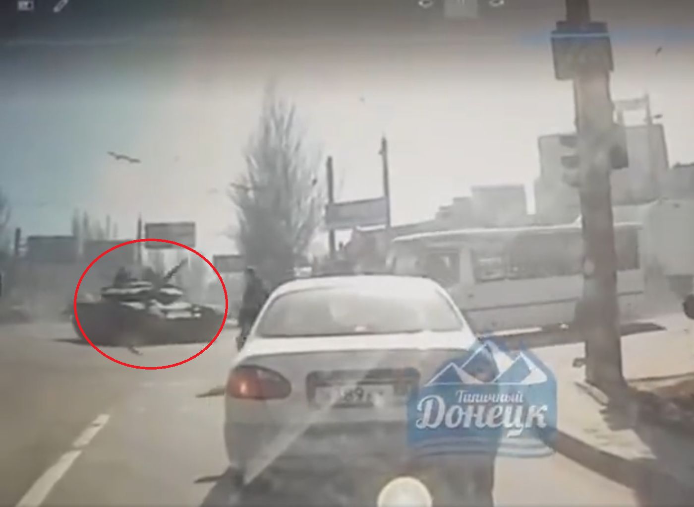 Rosyjski czołg wjechał w autobus. Nagranie z Doniecka obiegło sieć