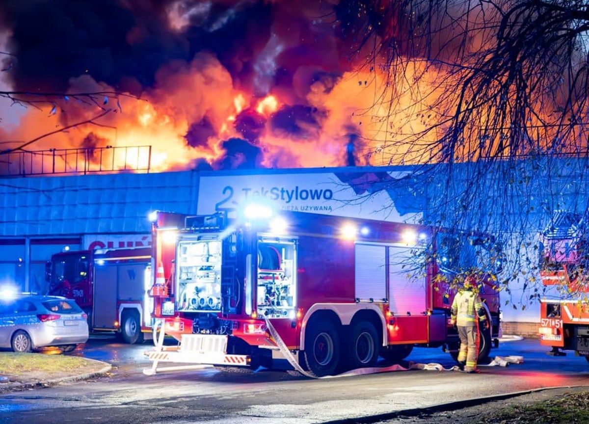 Pożar marketu w Rudzie Śląskiej. Z ogniem walczy 60 strażaków