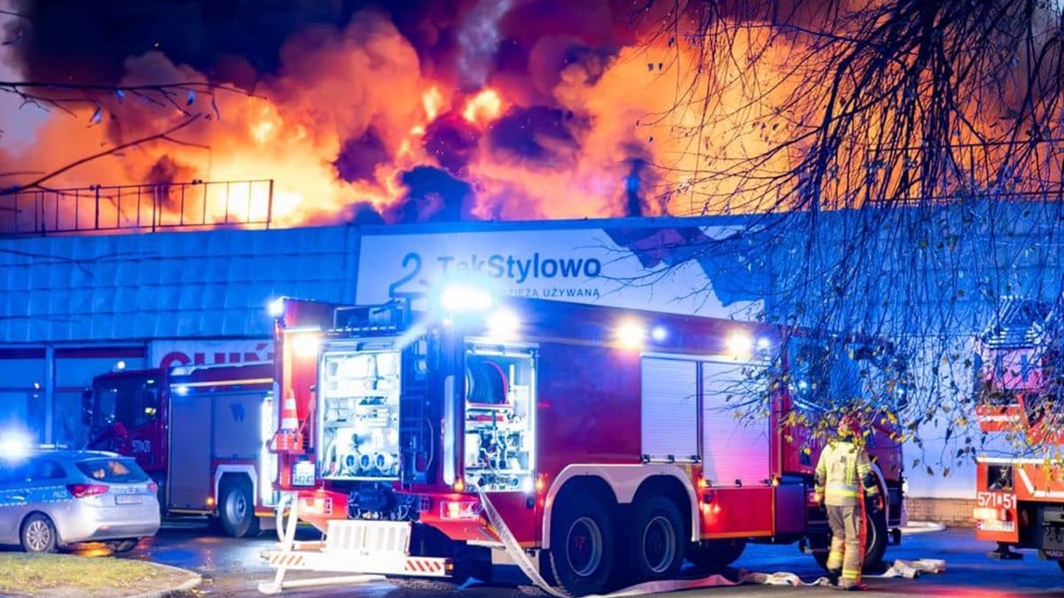  Pali się chiński market w Rudzie Śląskiej. Na miejscu są 22 zastępy straży pożarnej 