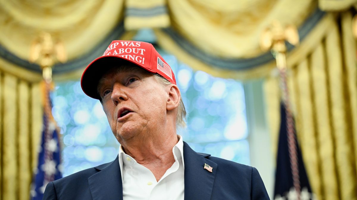 US President Donald Trump announces the 2026 FIFA World Cup draw will be held at the Kennedy Center in December 2025, in the Oval Office of the White House in Washington, DC, USA, 22 August 2025. The 2026 FIFA World Cup, coming to North America next summer will be the first World Cup with three host countries in the U.S., Canada and Mexico, and it will be the first to feature a 48-team field. EPA/ANNABELLE GORDON / POOL Dostawca: PAP/EPA.