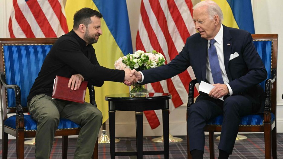 Spotkanie Wo?odymyra Ze?enskiego z Joe Bidenem
US President Joe Biden (R) shakes hands with Ukraine?s President Volodymyr Zelensky (L) as they hold a bilateral meeting at the Intercontinental Hotel in Paris, on June 7, 2024. US President Joe Biden pledged his support for Ukraine and announced another $225 million in aid to Kyiv as he met Ukrainian leader Volodymyr Zelensky for talks in Paris. (Photo by SAUL LOEB / AFP)
SAUL LOEB