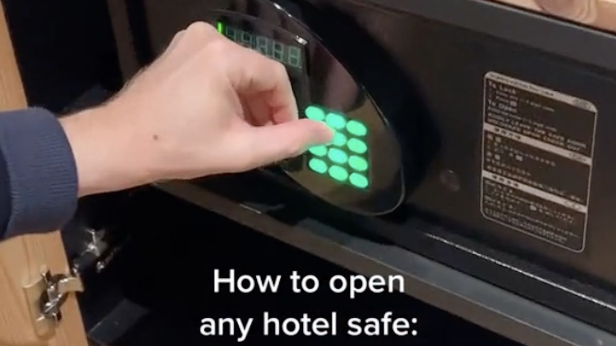 Tiktokerka pokazuje jak otworzyć hotelowy sejf 