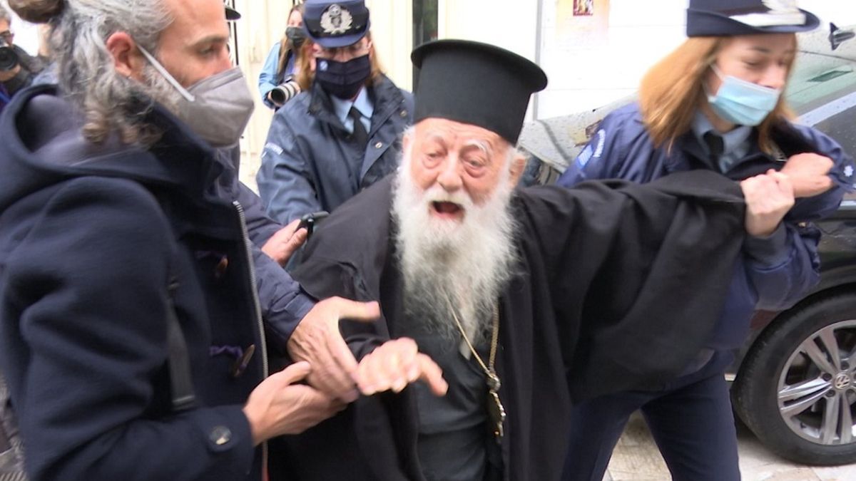 duchowny krzyczący na Franciszka