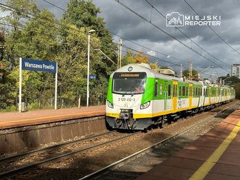 Warszawa: Awaria na linii średnicowej podmiejskiej. Opóźnienia i odwołane pociągi
