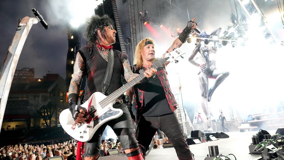 Nikki Sixx i Vince Neil na scenie w Atlancie