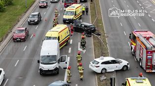 Warszawa: Zderzenie 4 pojazdów na Pradze. Dwa auta uderzyły w barierki. Poszkodowany kierowca bez uprawnień