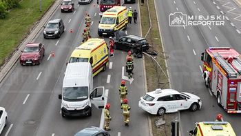 Warszawa: Zderzenie 4 pojazdów na Pradze. Dwa auta uderzyły w barierki. Poszkodowany kierowca bez uprawnień