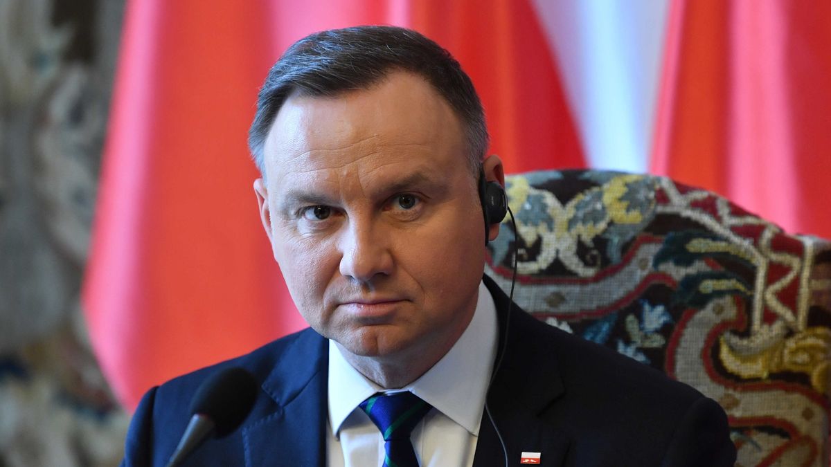 Praga, Czechy, 27.04.2022. Prezydent Andrzej Duda podczas spotkania z prezydentem Republiki Czeskiej Milosem Zemanem na Zamku w Pradze, 27 bm. Tematem rozmów prezydentów będą kwestie koordynacji pomocy obu krajów dla Ukrainy. (sko) PAP/Radek Pietruszka