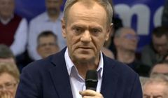 Donald Tusk o pozwaniu TVP: chcą z was zrobić armatnie mięso wyborcze
