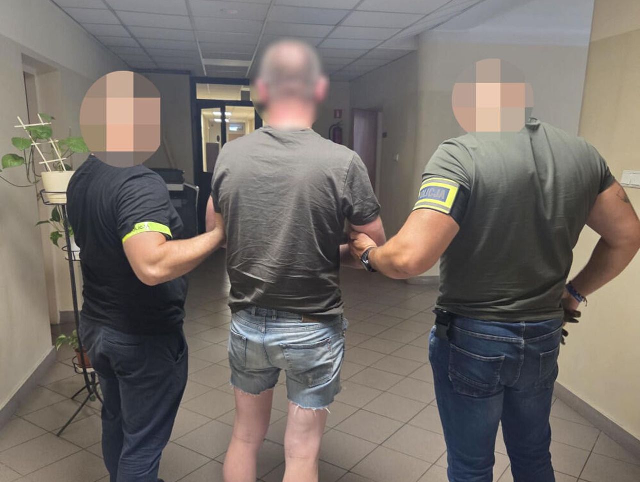 Warszawa: Ścigany za rozbój miał dwa lata więzienia do odsiadki. Policjantom w końcu udało się go namierzyć