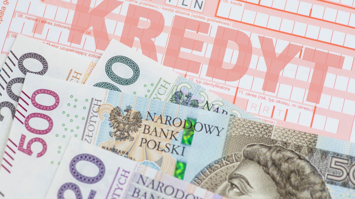 Na zdjęciu blankiet z napisem "kredyt" i pieniądze