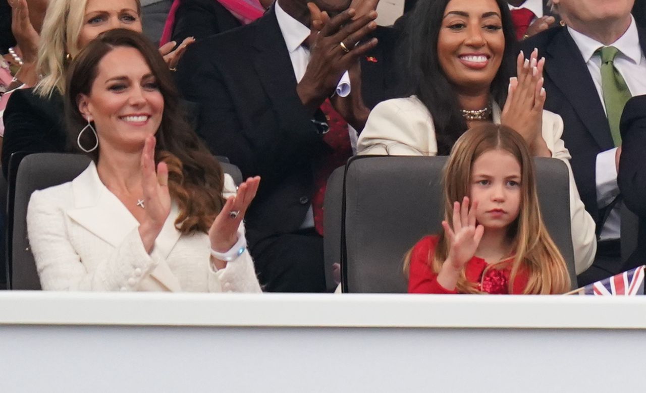 Kate na biało, Charlotte na czerwono. Prawie cała rodzina pokazała się na imprezie królowej Elżbiety II. Kogo zabrakło?