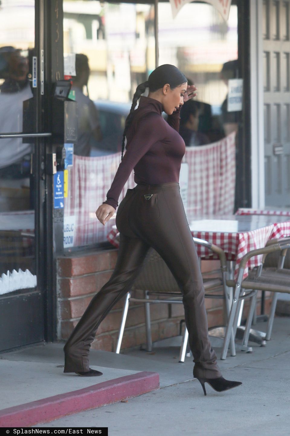 Kim Kardashian i Khloe Kardashian w Los Angeles