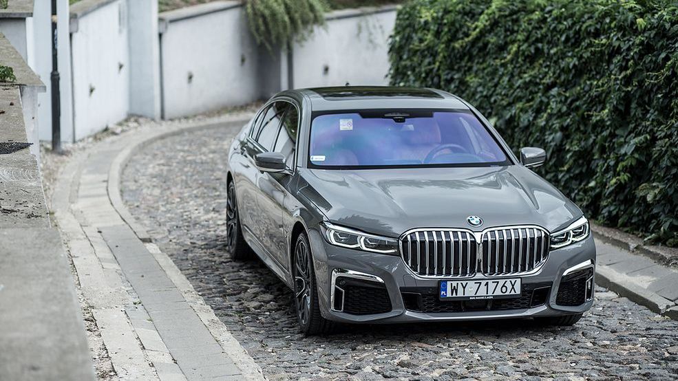 Nowe bmw serii 7 to reprezentacyjna limuzyna, która powinna sprawdzić się w państwowych służbach.
