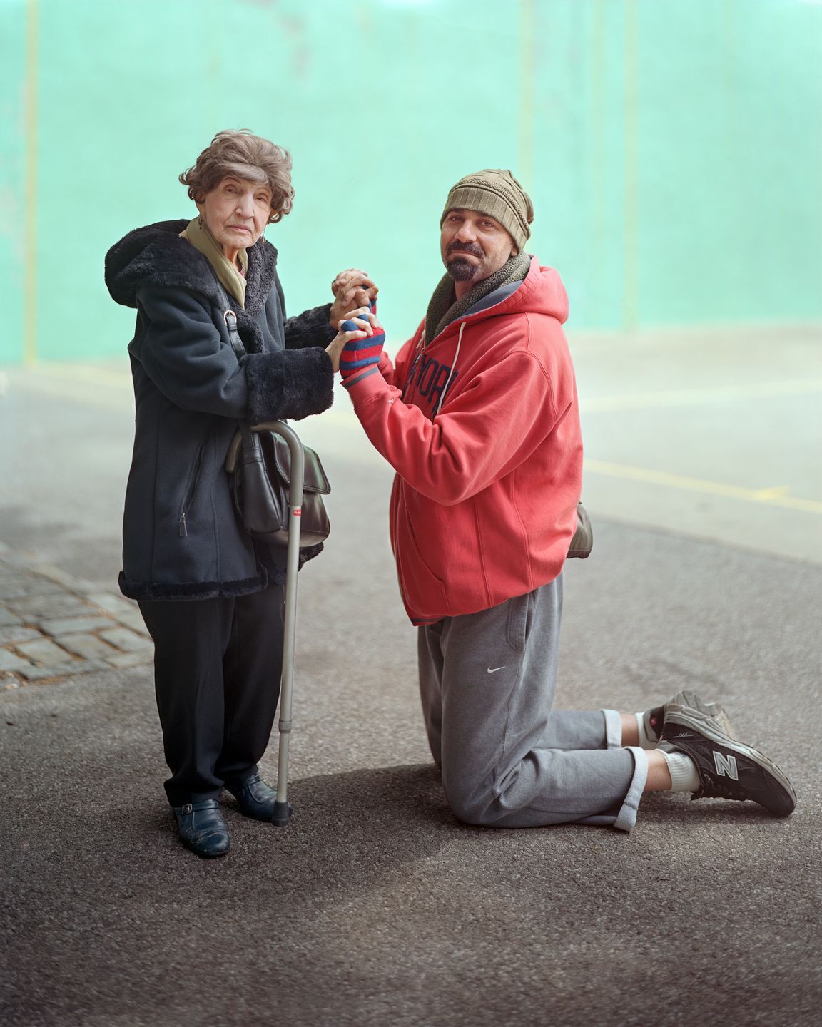 Dotykanie nieznajomych? Do tego zachęca fotograf w projekcie “Touching Strangers” 2