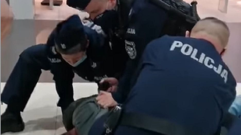 Mężczyzna odmawiał wylegitymowania się. Policja użyła siły