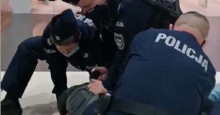 Nie miał maseczki w centrum handlowym. Policja użyła siły