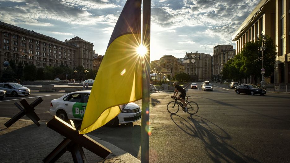 Ukrainian flag is seen on Maidan Nezhalezhnosti Square in Kyiv (Kiev), Ukraine, 13 June 2022. On 24 February Russian troops entered Ukrainian territory starting a conflict that has provoked destruction and a humanitarian crisis. EPA/OLEG PETRASYUK Dostawca: PAP/EPA.