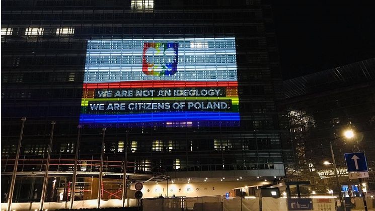 Manifest środowisk LGBT na budynku europarlamementu
