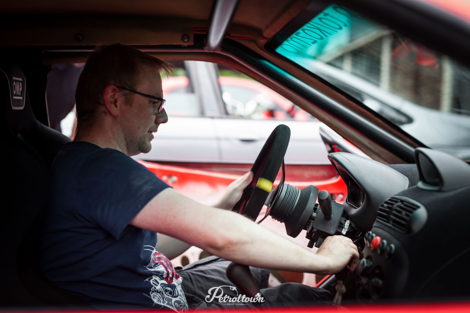 Tomek w swoim autorskim samochodzie